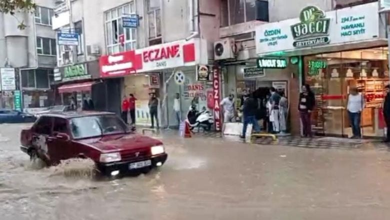 Edremit'te Meydana Gelen Sağanak Hayatı Felç Etti