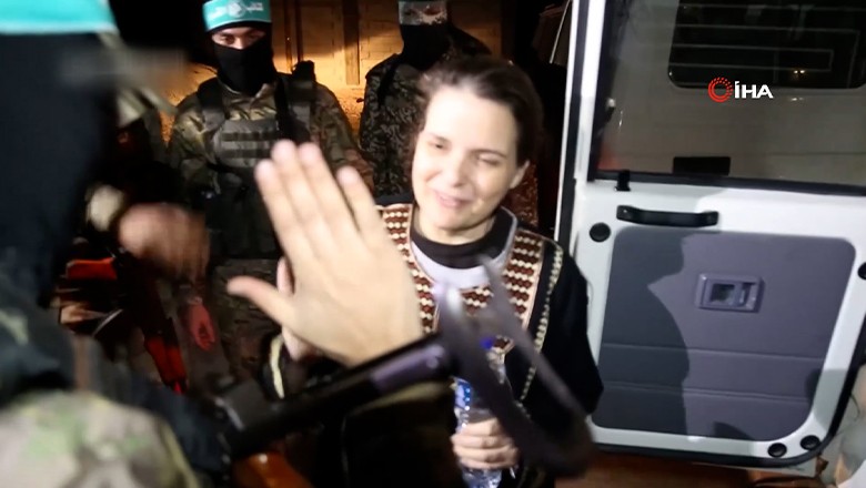 Teslim edilen anne ve kızın hamas askerleriyle vedası dikkat çekti