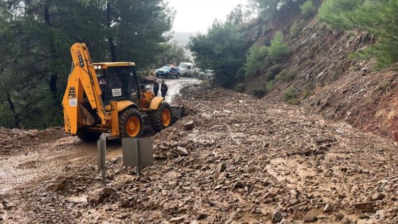 Balıkesir'de Oluşan Heyelan Yolu Kapattı