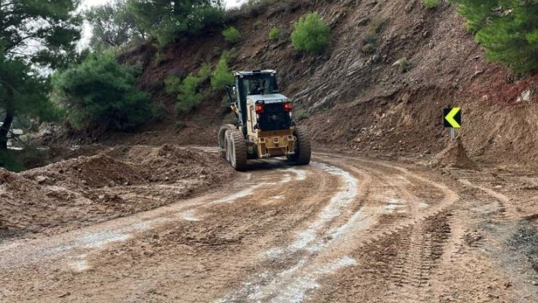 Balıkesir'de Oluşan Heyelan Yolu Kapattı