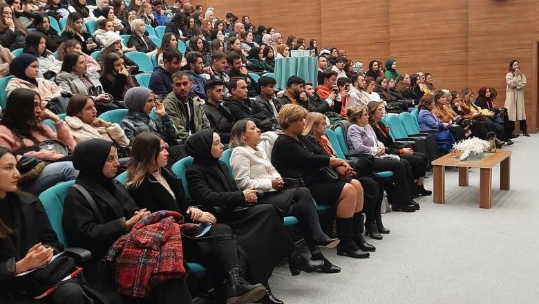 Balıkesir Üniversitesi'nden "Kadına Karşı Şiddete Dur De!"