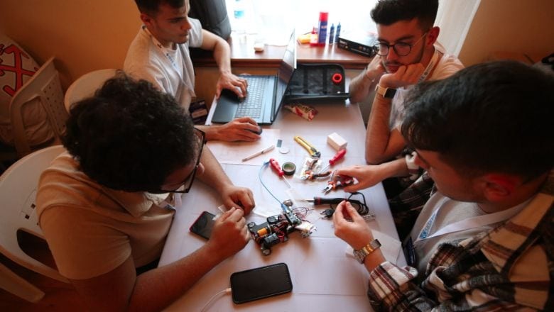 Balıkesir Üniversitesi'nde Robot Yarışması Nefes Kesti