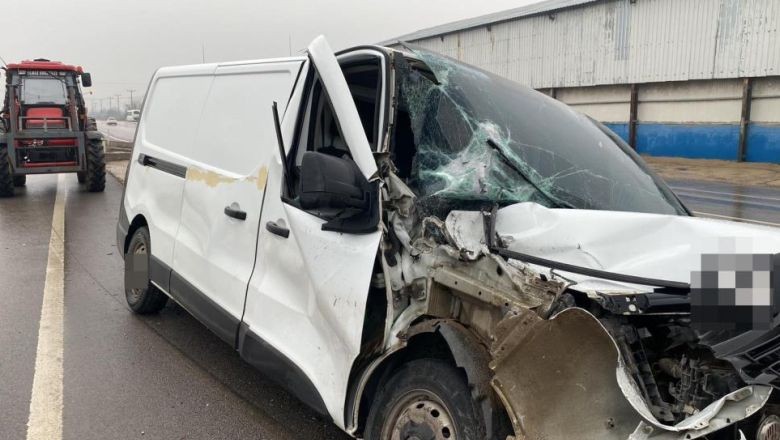 Balıkesir'de Kaza! Kamyonet Tıra Çarptı