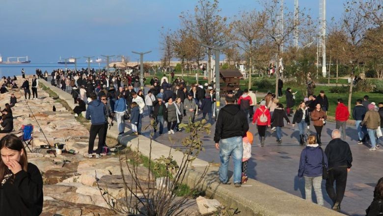 Balıkesirli Vatandaşlar Güneşli Havada Sahile Akın Etti