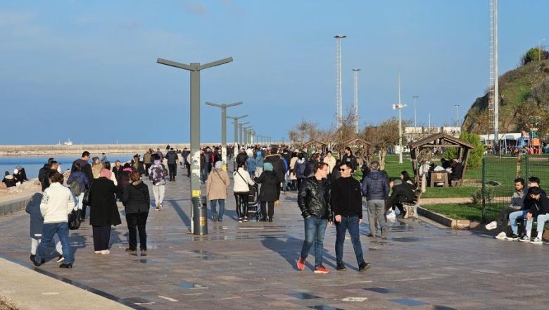 Balıkesirli Vatandaşlar Güneşli Havada Sahile Akın Etti