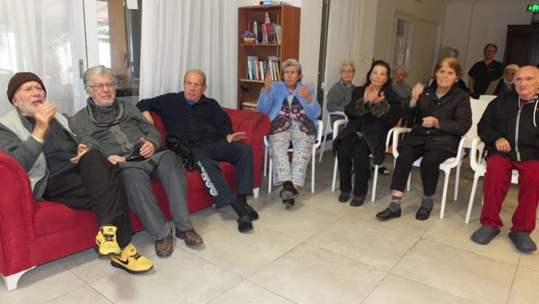 Balıkesir Amatörler Korosu'ndan Yaşlılara Geste