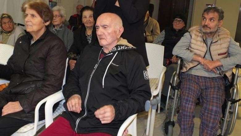 Balıkesir Amatörler Korosu'ndan Yaşlılara Geste