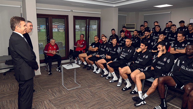Feyyaz Uçar ile Samet Aybaba, Beşiktaşlı futbolcuları ziyaret etti.