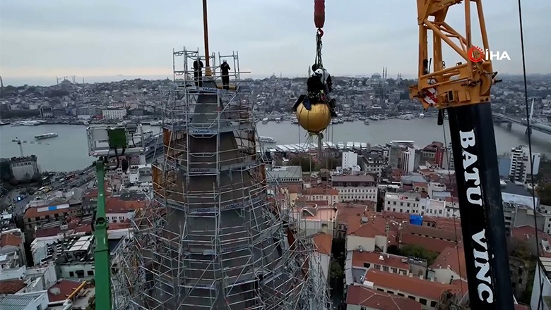 Galata Kulesi’nin aleminin indirildiği nefes kesen anlar 