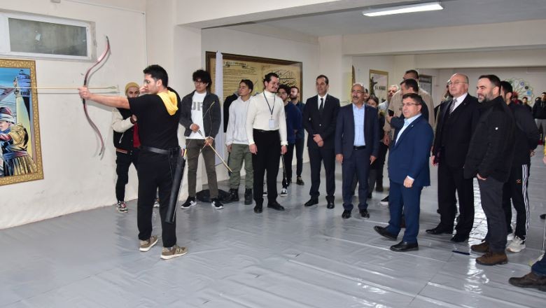 BAÜN'lü Gençler Okçuluğu Öğreniyor
