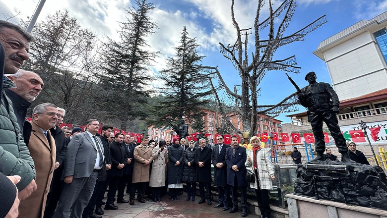 Şehit olan 12 askerin künyeleri,Şehit Ağacı'nda