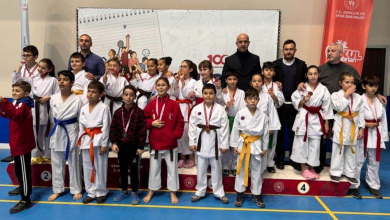 Genç Karateciler Balıkesir'de Yeteneklerini Sergiledi