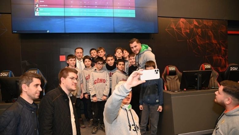 - BAŞKAN ORKAN GENÇLERLE BİRARAYA GELDİ