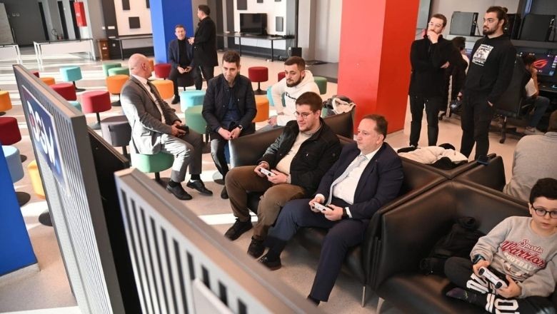 - BAŞKAN ORKAN GENÇLERLE BİRARAYA GELDİ