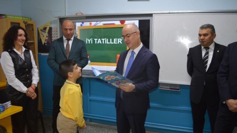 Ayvalık'ta Öğrenciler Karnelerini Aldı