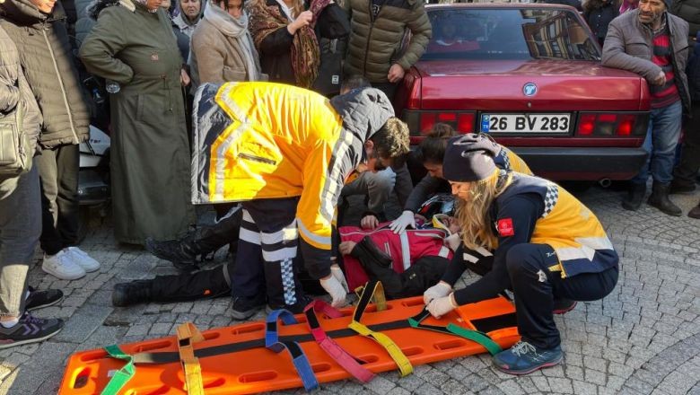 Bandırma'da Motosikletli Kurye ile Otomobil Çarpıştı