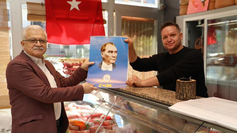 Burhaniye'de Atatürk Takvimleri Vatandaşları Bekliyor