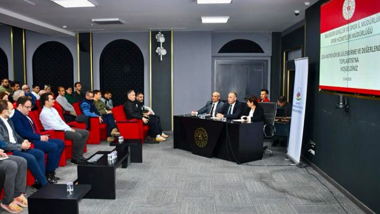Müdür Özalp Antrenörlerle Görüştü