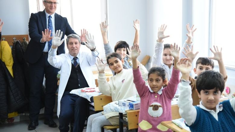 Müdür Tatlı Öğrencilerle Kil Yaptı