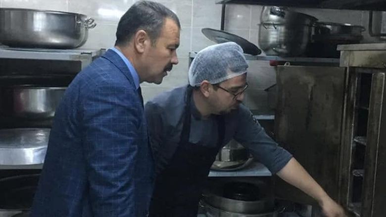 Müdür Yücel Öğrenciler İçin Yemekhanede