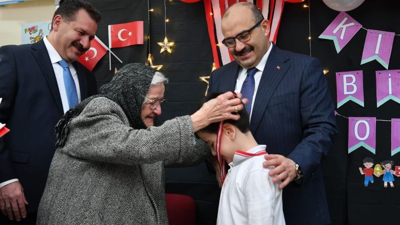 Vali Ustaoğlu Öğrencilere Karnelerini Verdi