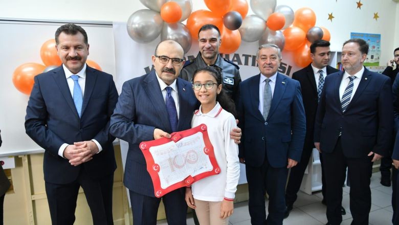 Vali Ustaoğlu Öğrencilere Karnelerini Verdi