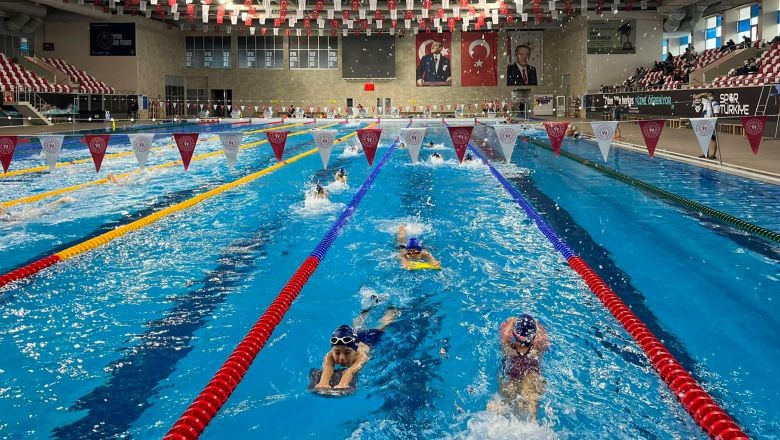 Balıkesir'de Kutlama Coşkusu Yüzme Müsabakalarıyla Başlıyor