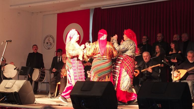 Halk Müziği Rüzgarı Burhaniye'de Esti
