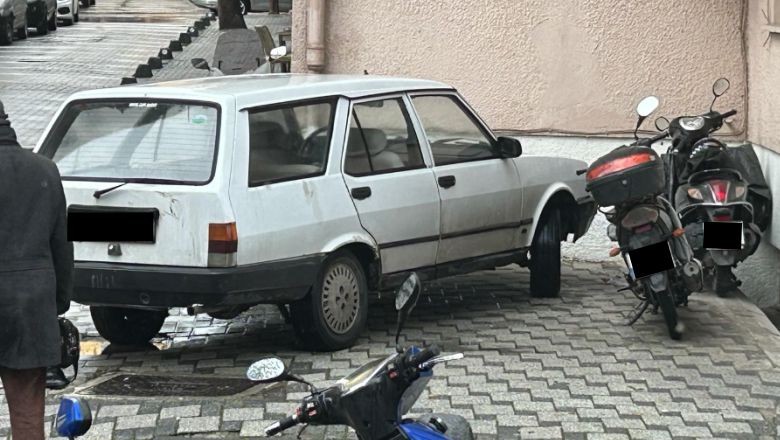 Balıkesir'de Kaldırımlar Kurtarılmayı Bekliyor