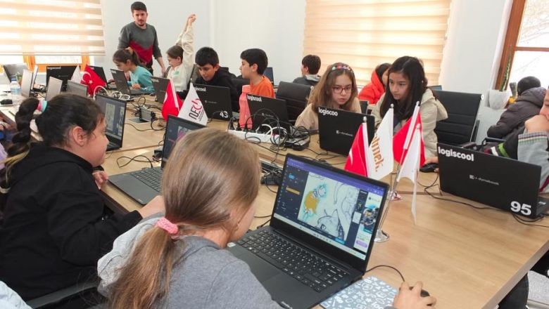 Öğrenciler Tatilde Kodlama Öğreniyor
