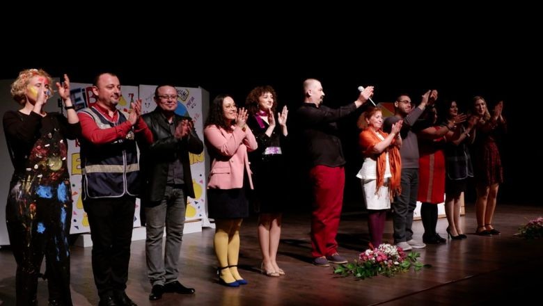 Susurluk'ta Sahnelenen 'Aşk Karton Medya' Seyircilerden Tam Not Aldı