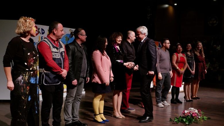 Susurluk'ta Sahnelenen 'Aşk Karton Medya' Seyircilerden Tam Not Aldı