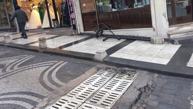 Aşırı Hızın Bedeli! Otomobil Kaldırım Dubalarına Çarptı