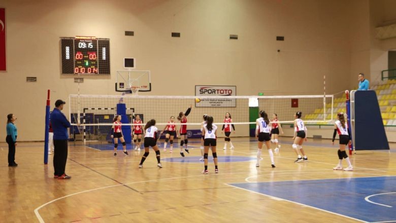 Burhaniye İkinci Voleybol Turnuvasının Açılışını Yaptı
