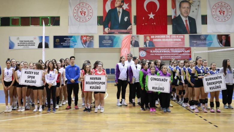 Burhaniye İkinci Voleybol Turnuvasının Açılışını Yaptı