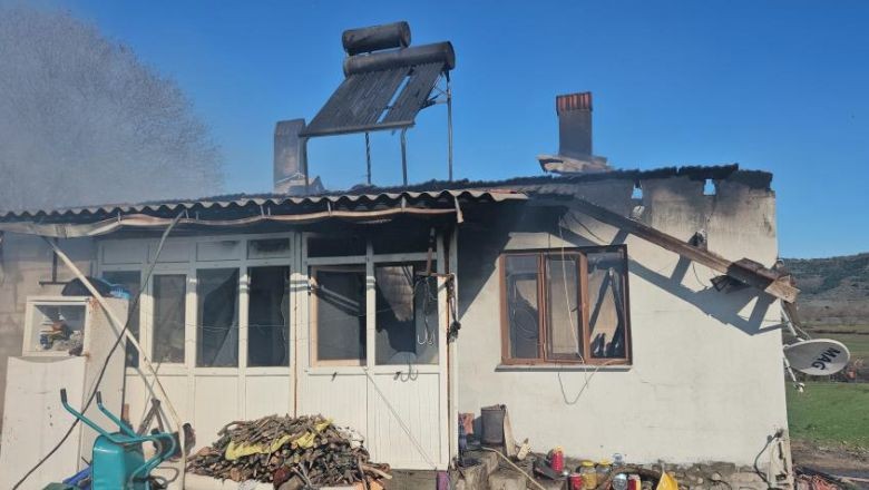Sındırgı'da Çıkan Yangın Evi Kül Etti