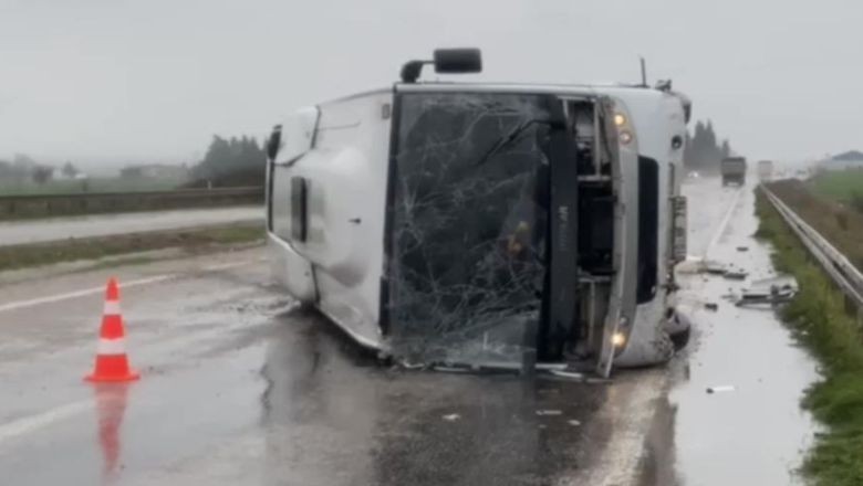 Yağışın Yol Açtığı Kazada Servis Minibüsü Devrildi