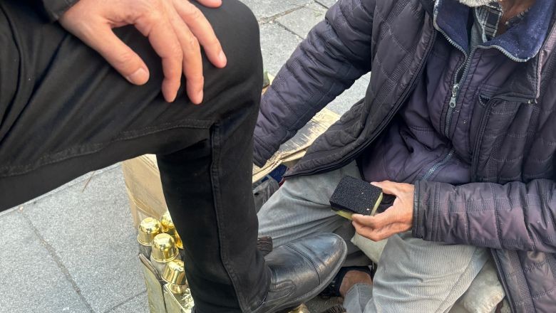 Balıkesir Sokaklarında 30 Yıldır Ayakkabı Boyuyor