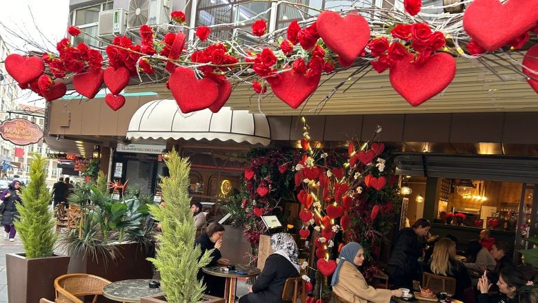 Balıkesir’de Esnaf Dükkanları Kalplerle Donattı