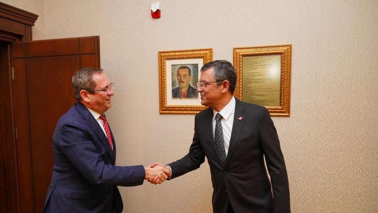 Özgür Özel Ayvalık'a Selam Söyledi