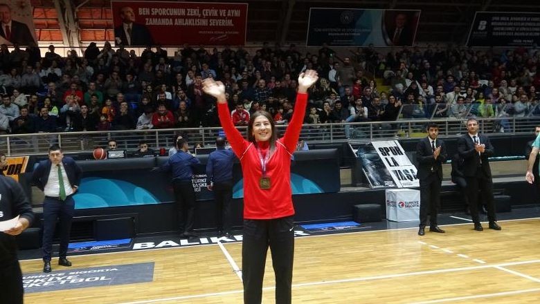 Yasemin Adar'a Balıkesir'de Coşkulu Karşılama