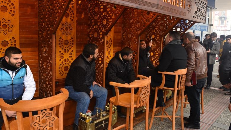 Balıkesir'de Ayakkabı Boyama Geleneği Devam Ediyor