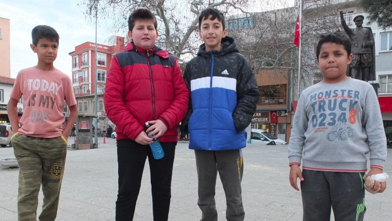 Balıkesirli Çocuklar Harçlıklarını Güvercinlerden Esirgemiyor