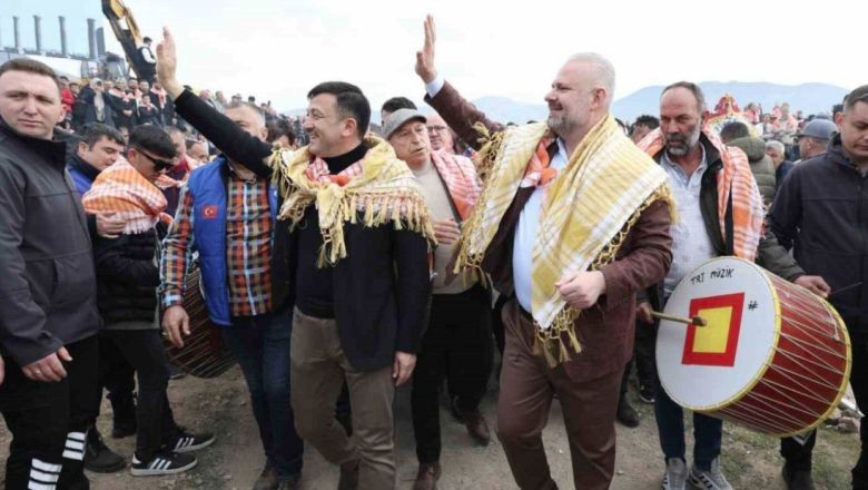 Balıkesir'e Geleneksel Deve Gösterisi Coşkusu