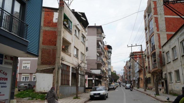 Binaya Yandan Bakınca Görenleri Şaşırtıyor