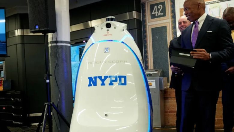 Görev Yapan Polis Robotu İşten Kovuldu!