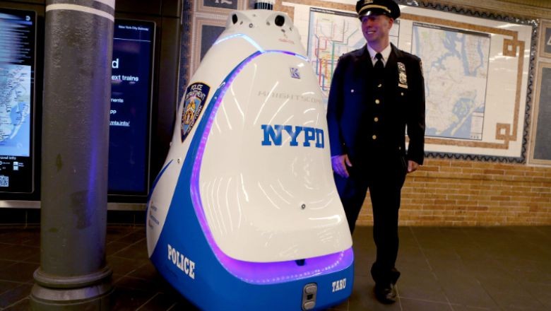 Görev Yapan Polis Robotu İşten Kovuldu!