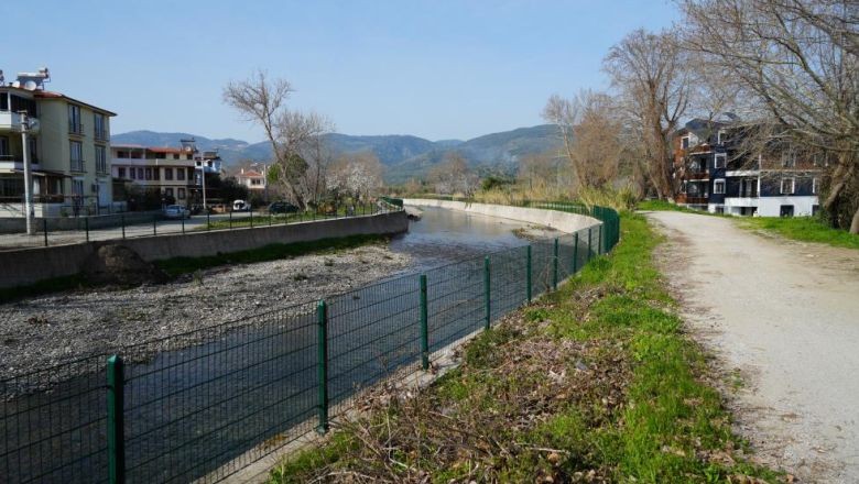 10 Metrelik Mesafede Oruçlarını Farklı Zamanlarda Açıyorlar