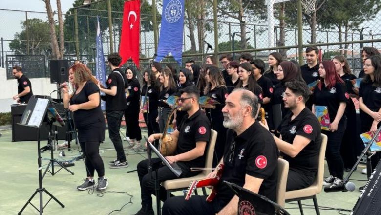 Ayvalık'ta Gençlerden Konser