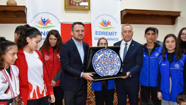 Balıkesirli Sporcular Gençlik Spor Bakan Yardımcısını Ağırladı